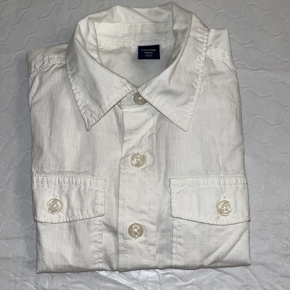 Gap white classic short sleeve pocket button down shirt